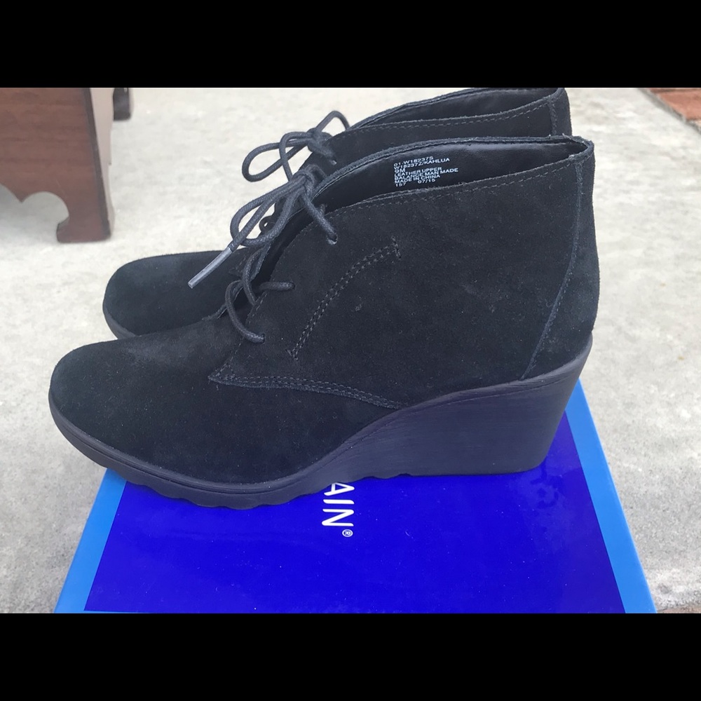 White Mountain black suede wedges